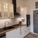 Two Bedroom Garden Parking Near Beaches アパート