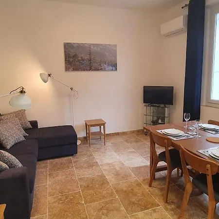 Apartment Two Bedroom Garden Parking Near Beaches *