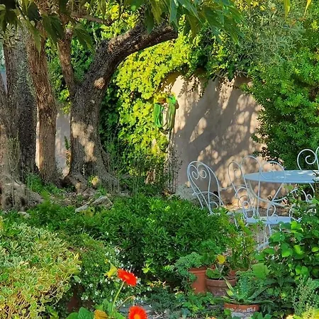Two Bedroom Garden Parking Near Beaches アパート *