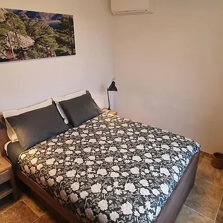 Apartment Two Bedroom Garden Parking Near Beaches