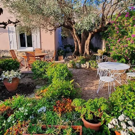 Two Bedroom Garden Parking Near Beaches *