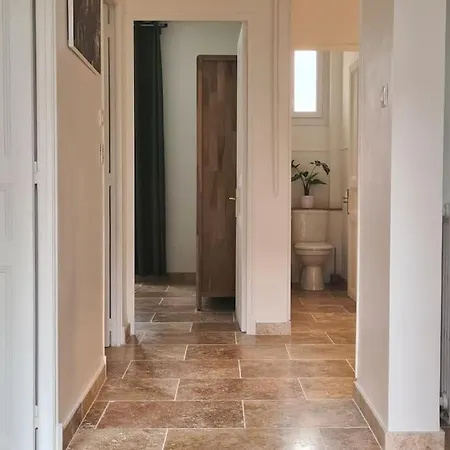 Apartment Two Bedroom Garden Parking Near Beaches