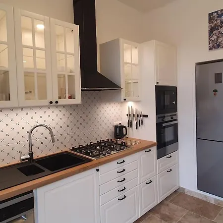 Two Bedroom Garden Parking Near Beaches Apartment